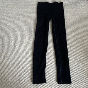These are ribbed black leggings from Aritzia